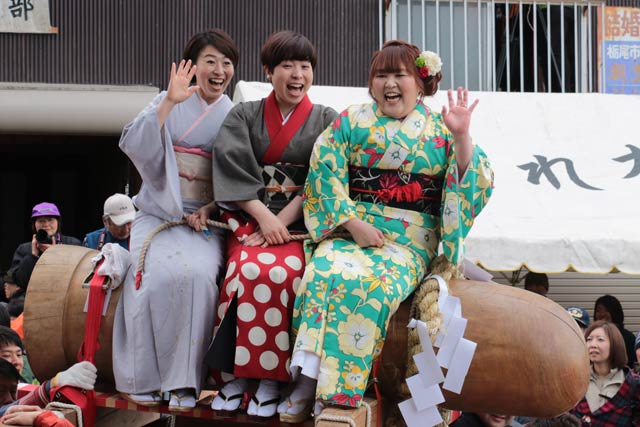 「ほだれ祭」でご神体にの乗る田辺あかりさん（いちばん右）
