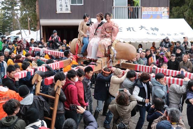 群衆の中を進む初嫁が乗るみこし