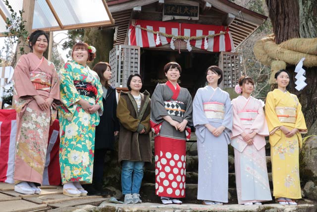 ご神体の前に並ぶ8人の初嫁