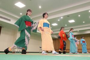 10日行われた分水おいらん道中のおいらん役のけいこ