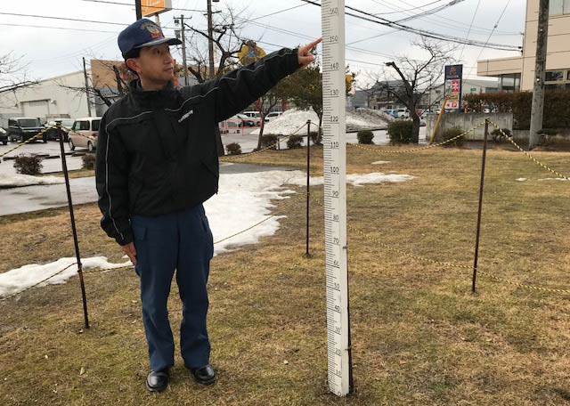 南分遣所の降積雪の観測場所でこの冬の最深積雪値153センチを指す職員