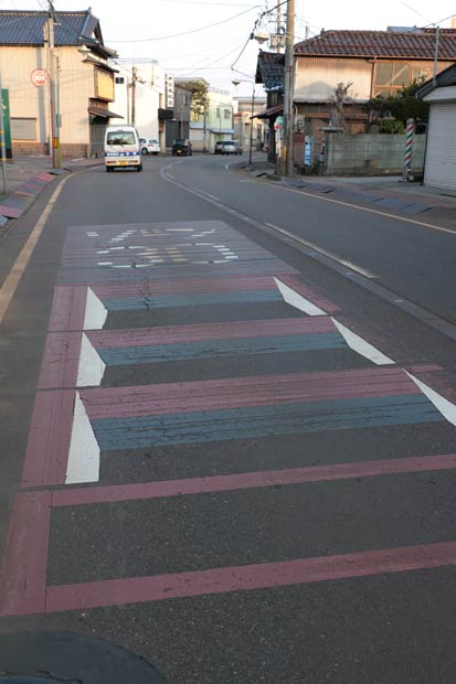 本町6のゾーン30の路面標示