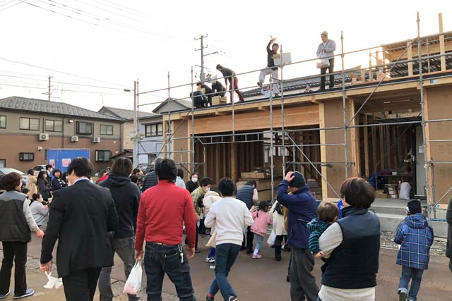 14日に燕市中央通1で行われた上棟式のもちまき