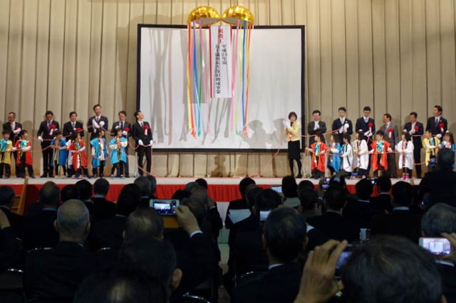 千代ヶ丘保育所の年長児も加わってくす玉を開く