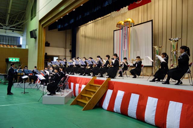 本成寺中吹奏楽部の演奏