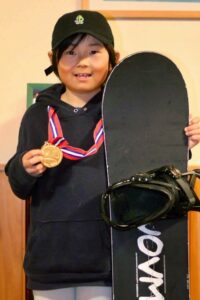 第36回全日本スノーボード選手権大会ハーフパイプのユース男子で優勝した村上広乃輔君