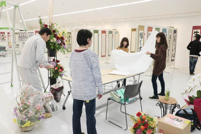 17、18の2日間、三条東公民館で開かれる書道研究銀河会新潟本部書道作品展の展示作業