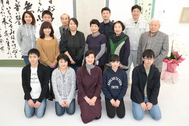 展示作業を終わった会員