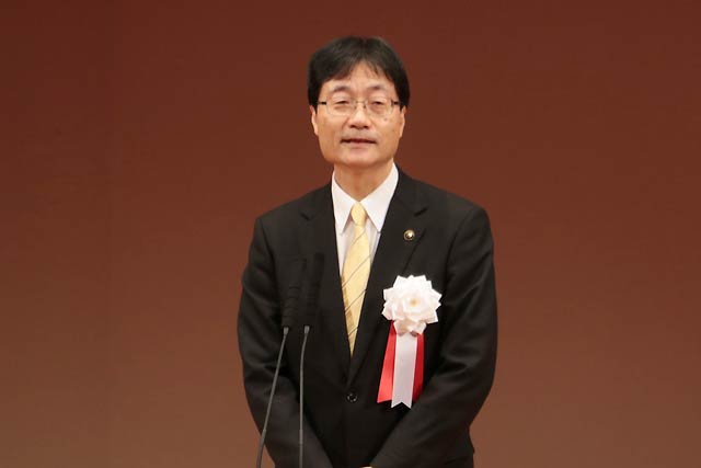 大河津分水路改修事業起工式で祝辞を述べる鈴木燕市長