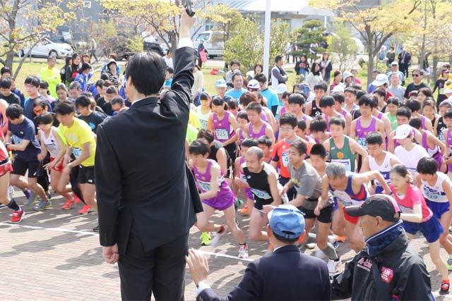 2017年の燕マラソン大会でスターターピストルを鳴らす鈴木市長