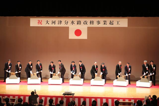 大河津分水路の改修事業起工式のくわ入れ