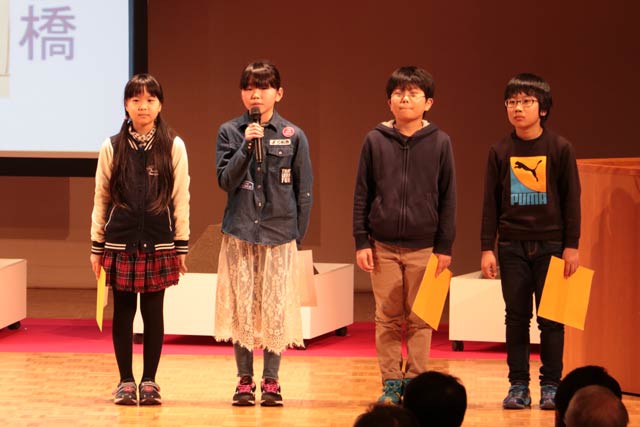 「大河津分水の役割」をテーマに調べたことを発表した長岡市立寺泊小学校4年生4人
