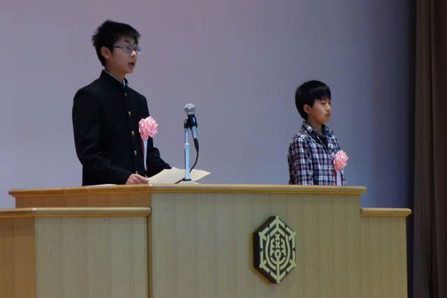 お礼の言葉を述べる大崎小6年岡戸奏太さん(右)と大崎中2年川村一朗さん