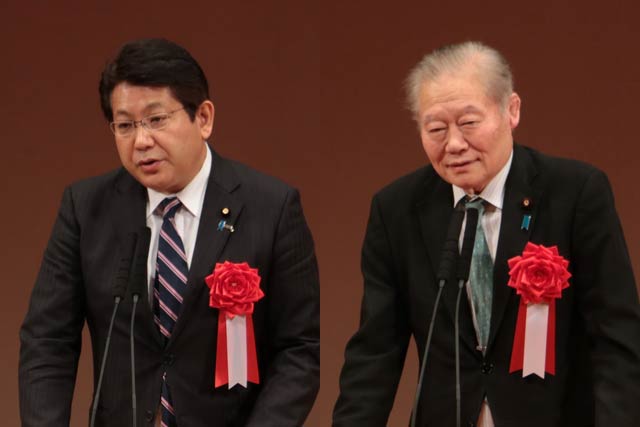 塚田参院議員(左)と佐藤参院議員