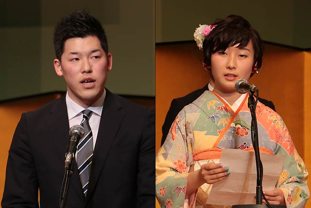 新成人の二十歳の誓いを述べる頓所嘉樹さん(左)と鈴木日和子さん