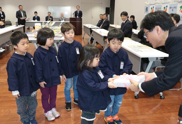 燕東幼稚園園児に絵本の贈呈