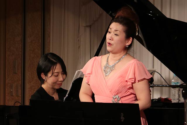 武永さん(左)のピアノで友人の太田さんが歌う