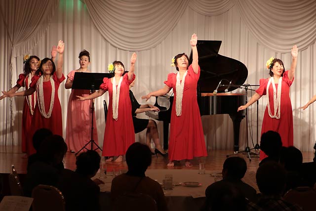 「花は咲く」に合わせてアロハフラワーズのフラ