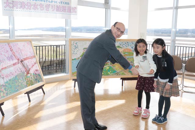 田村副所長から4年生ふたりに感謝状