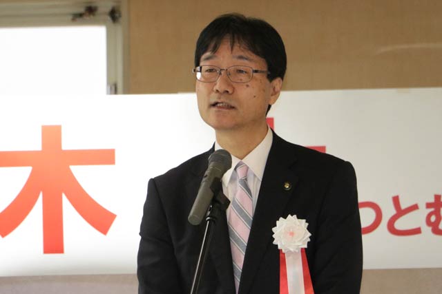 3選を目指して燕市長選に出馬する現職の鈴木氏