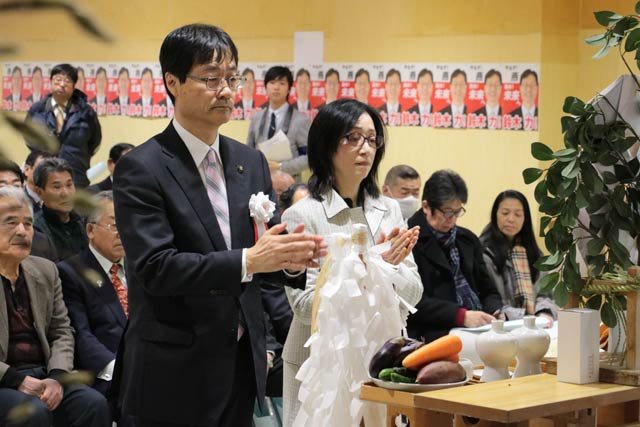 必勝祈願の神事で玉ぐしを捧げた鈴木氏夫婦
