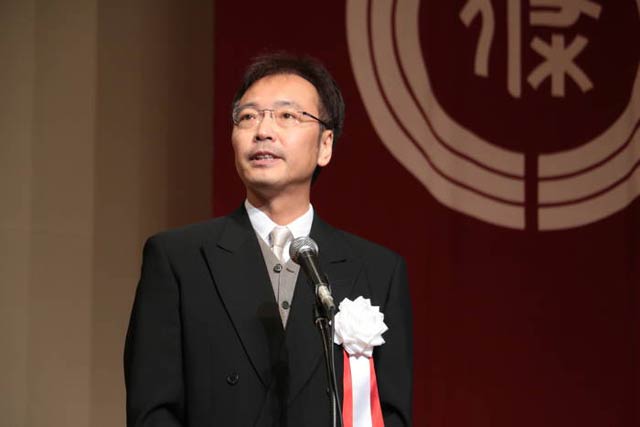 式辞を述べる国定市長 