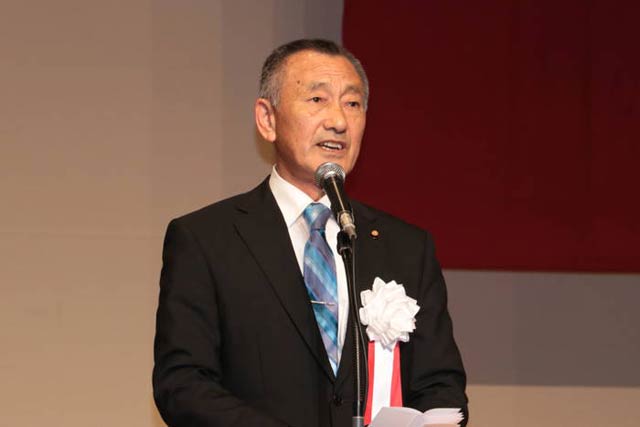 来賓祝辞を述べる武石市議会議長