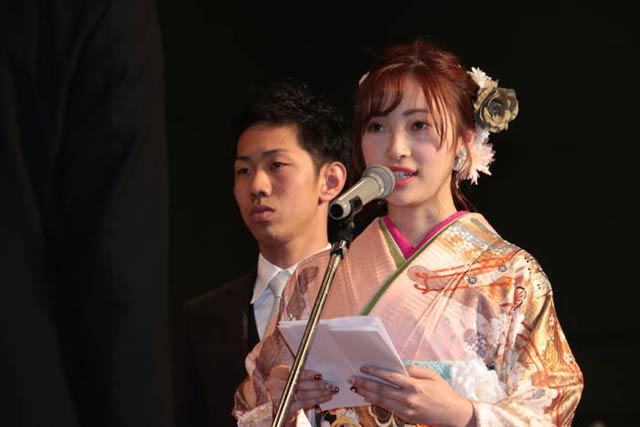 成人のことばを述べる横山一さんと関崎千春さん