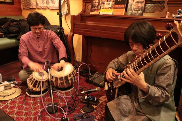 でぃがでぃなエチゴのタブラの福井さん(左)とシタールの斉藤さん
