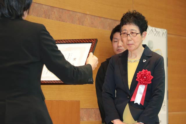 「ジャパン・ツバメ・インダストリアルデザインコンクール2018」表彰式でグランプリの経済産業大臣賞を受ける株式会社柄沢ヤスリの柄沢良子さん