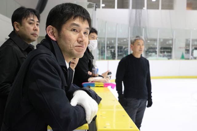 試作したブレードを試す岡崎さんを見守る燕市フィギュアスケートブレード開発研究会の会長の有限会社徳吉工業・徳吉淳社長ら