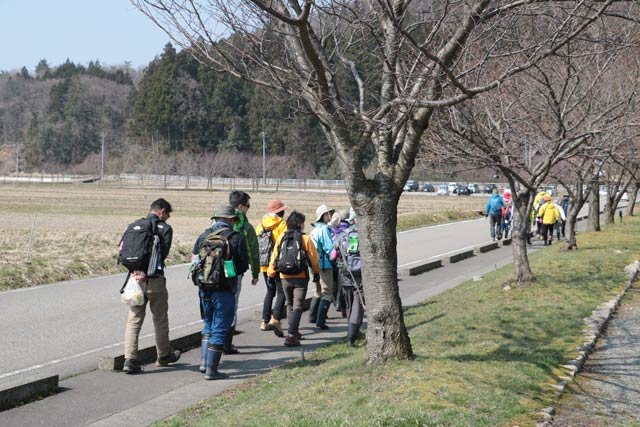 国上山へ向かって出発する里山エコトレッキングツアーの参加者