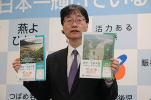 記者会見する鈴木市長
