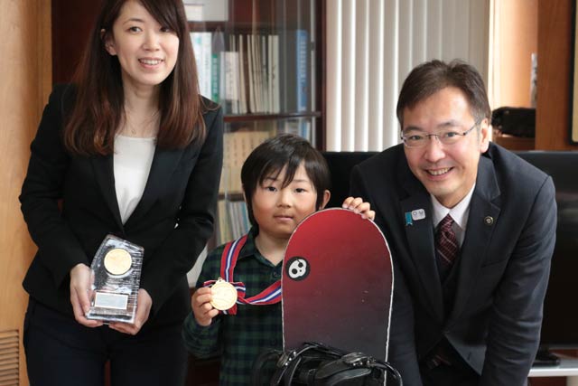 スノーボードの14歳以下全国1位の三条市西鱈田小2年村上広乃輔君が国定三条市長を表敬訪問