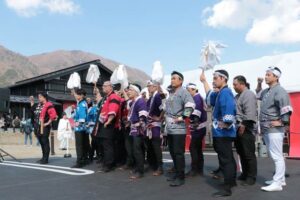 弥彦「おもてなし広場」が絶好の青空の下でグランドオープン