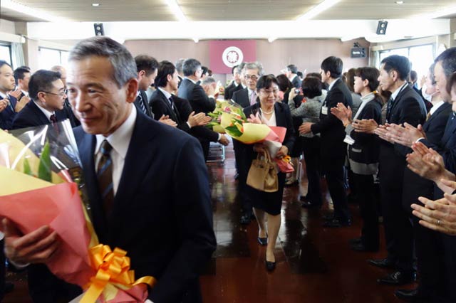 三条市で平成29年度退職者辞令交付式