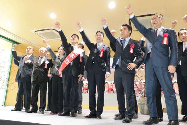 鈴木陣営の出陣式で激励コール