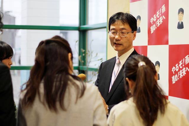 取材に答える鈴木氏