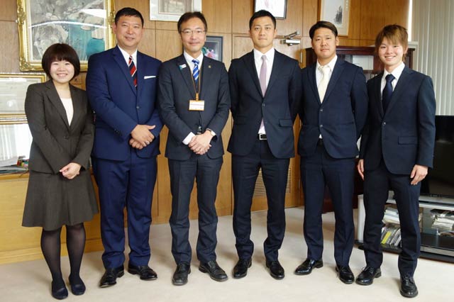左から末宗さん、平さん、国定市長、今井さん、斉藤さん、五十嵐さん