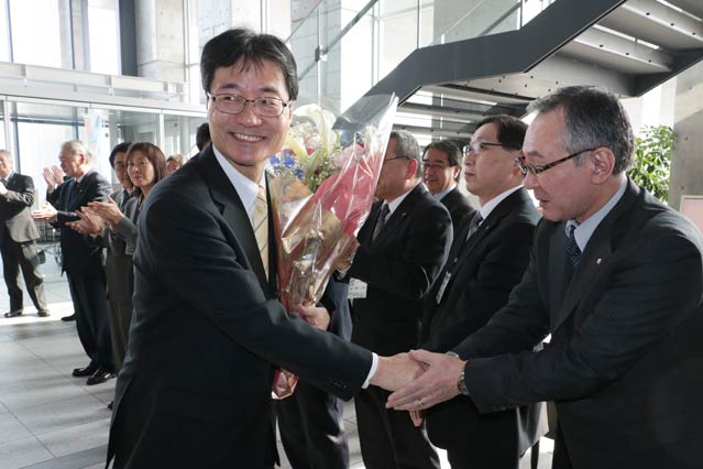 職員の出迎えに笑顔がこぼれる鈴木市長
