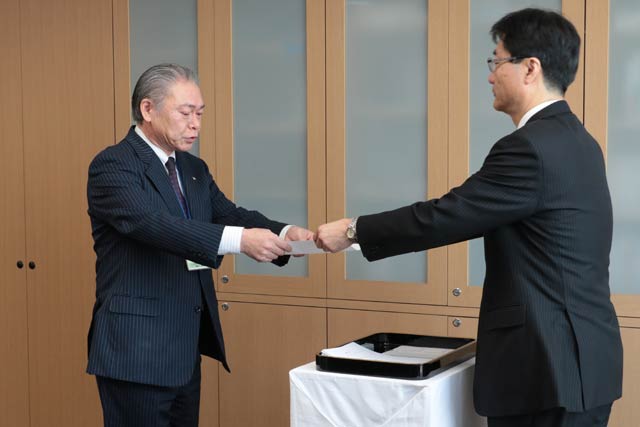 燕市の辞令交付式で課長級以上に鈴木市長から直接、辞令書を手渡す