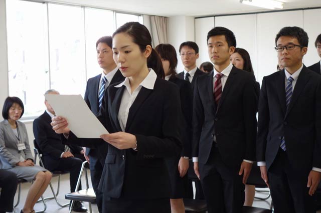 「服務の宣誓」を読み上げる小柳映美さん