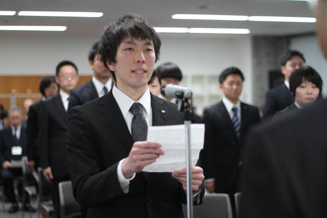 新採用職員代表で決意の言葉を述べる黒井さん