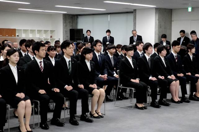 背筋を伸ばしていすに座る新採用職員