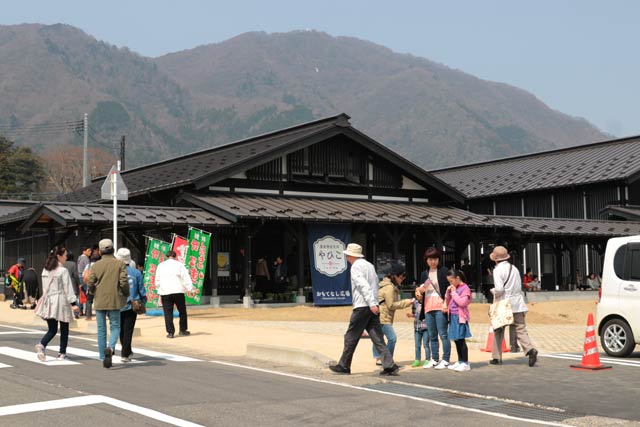 大にぎわいの「おもてなし広場」