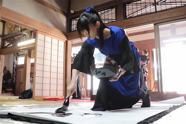 奉納揮毫する下田彩水さん