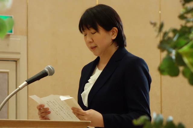新入生代表の斉藤さんが新入生宣誓