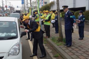 三条市役所前に交通安全指導所を設置して交通安全を呼びかけ