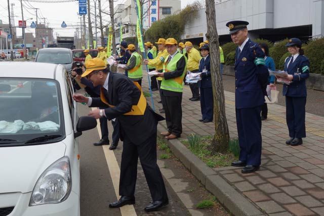 三条市役所前に交通安全指導所を設置して交通安全を呼びかけ
