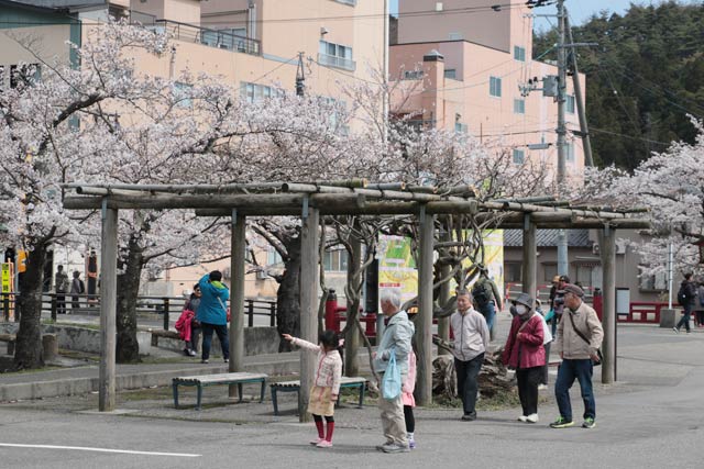 駅前広場のにぎわい